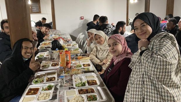 Sejumlah mahasiswa Indonesia menjalani Puasa di Turk. i