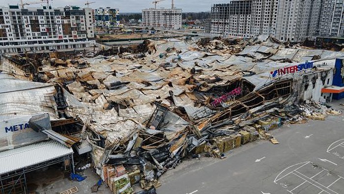 Pusat Perbelanjaan di Ukraina Hancur Diinvasi Rusia BUCHA, UKRAINE - APRIL 20: The ruins of a destroyed shopping center on April 20, 2022 in Bucha, Ukraine. The Kyiv suburb was heavily damaged in fighting between invading Russian forces and Ukrainian troops weeks before. (Photo by Alexey Furman/Getty Images)