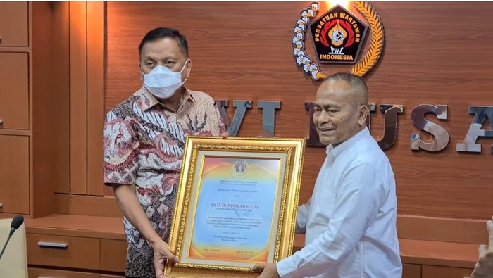 PWI Ganjar Gubernur-Wagub Sulut Penghargaan Mitra Pers (dok.ist)