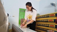 Bahkan, dia bisa membuka cabang toko plafon di Madiun. Alhamdulillah, sekarang sudah ada 2 karyawan di sini, sama bulan depan tambah lagi pas buka cabang, ujar Rere. Foto: Charolin Pebrianti/detikcom 