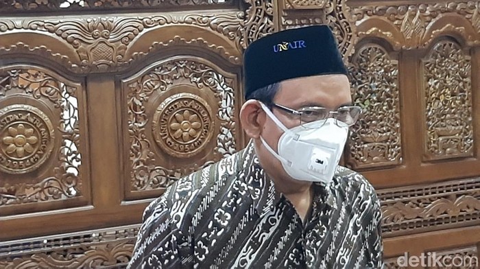 Rektor Unair Prof M Nasih saat memberikan keterangan pers di Kampus C Unair.