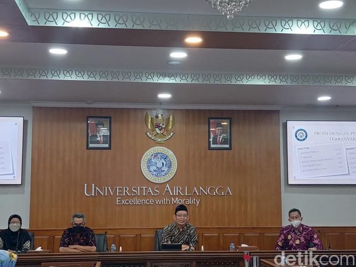 Rektor Unair Prof M Nasih saat memberikan keterangan pers di Kampus C Unair.