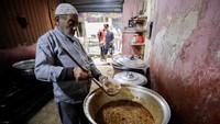 Sejumlah menu makanan berbuka puasa disajikan secara cuma-cuma.