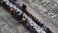 Pria muslim berbuka puasa bersama di garis depan perang Suriah, di Tadef,  Senin (18/4/2022). Tadef merupakan garis terdepan perang antara pemberontak versus pemerintah Suriah.