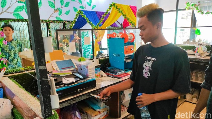 Remaja pembobol kafe di Banyuwangi yang ingin beli pakaian baru untuk berlebaran.