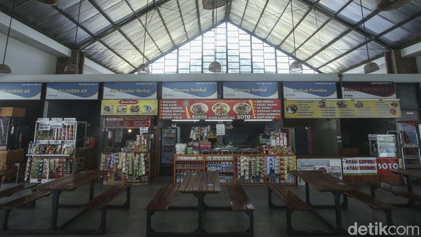 Selain dapat menikmati keindahan bangunan dan berfoto, rest area ini punya fasilitas yang lengkap. Mulai dari toilet, masjid, SPBU, dan pujasera. Â Selain dapat menikmati keindahan bangunan dan berfoto, rest area ini punya fasilitas yang lengkap. Mulai dari toilet, masjid, SPBU, dan pujasera. Â