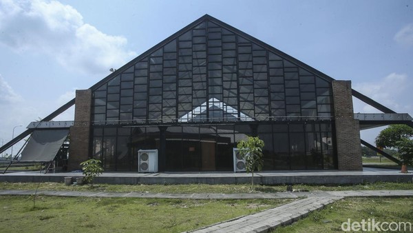 Dengan atap berbentuk segitiga dan berornamen kaca, sekilas bangunan yang terletak di Tol Ngawi-Sragen itu mengingatkan kita pada Museum Louvre di Paris. Â Dengan atap berbentuk segitiga dan berornamen kaca, sekilas bangunan yang terletak di Tol Ngawi-Sragen itu mengingatkan kita pada Museum Louvre di Paris. Â