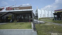 Pemandangan Rest Area KM 575 B juga makin ciamik karena terletak di kaki Gunung Lawu. Sayangnya ketika detikcom datang ke sana, cuaca terlampau terik dan awan menutupi gunung tersebut.  