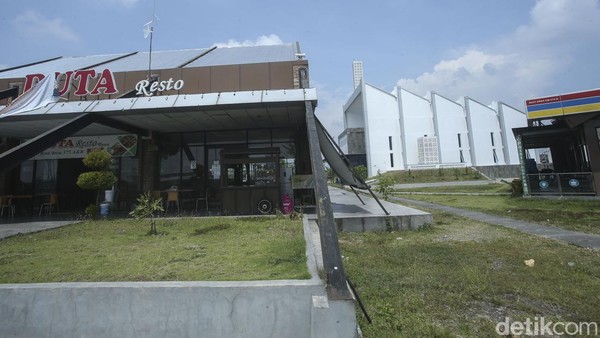 Pemandangan Rest Area KM 575 B juga makin ciamik karena terletak di kaki Gunung Lawu. Sayangnya ketika detikcom datang ke sana, cuaca terlampau terik dan awan menutupi gunung tersebut. Â Pemandangan Rest Area KM 575 B juga makin ciamik karena terletak di kaki Gunung Lawu. Sayangnya ketika detikcom datang ke sana, cuaca terlampau terik dan awan menutupi gunung tersebut. Â