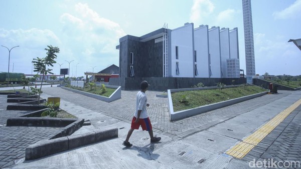 Masjid ini juga dilengkapi dengan fasilitas tempat wudhu dan toilet baik untuk pria, wanita, dan difabel. Â Masjid ini juga dilengkapi dengan fasilitas tempat wudhu dan toilet baik untuk pria, wanita, dan difabel. Â