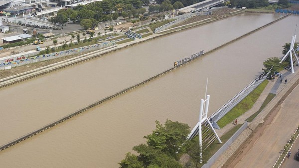 Selain itu, pada akhir 2022 dibangun jembatan penghubung sisi utara dan selatan Kalimalang agar warga tidak harus memutar untuk menikmati kedua sisi sungai. Selain itu, pada akhir 2022 dibangun jembatan penghubung sisi utara dan selatan Kalimalang agar warga tidak harus memutar untuk menikmati kedua sisi sungai.Â