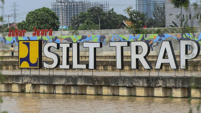 RIDWAN KAMIL TINJAU REVITALISASI WISATA AIR KALIMALANG Gubernur Jawa Barat Ridwan Kamil (kiri) bersama Plt Wali Kota Bekasi Tri Andhianto (kanan) meninjau fasilitas air di lokasi revitalisasi wisata air Kalimalang zona selebrasi, Bekasi, Jawa Barat, Rabu (20/4/2022). Menurut Ridwan Kamil wisata air Kalimalang zona selebrasi sudah bisa digunakan untuk umum dan lokasi tersebut dapat menambah Ruang Terbuka Hijau (RTH) di Bekasi. ANTARA FOTO/Fakhri Hermansyah/tom.