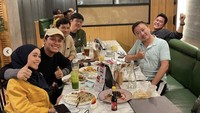Bertemu dengan sahabat memang paling asyik diisi agenda makan bersama. Seperti halnya yang dilakukan Rizky Billar dan Lesty Kejora . Foto: Instagram lestybillartim