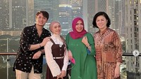 Kalau ini momen Rizky Billar dan Lesty Kejora saat makan di restoran steak mewah di kawasan SCBD. Mereka juga bertemu dengan Mama Rieta dan Desiree Tarigan di sana. Foto: Instagram rieta_amilia