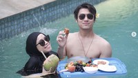 Tak perlu ke Bali, Rizky Billar dan Lesty Kejora bisa menciptakan suasana Bali di rumah mereka. Floating breakfast pun dibuat bermodalkan tutup boks plastik. Kreatif banget ya!