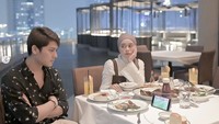 Moment ketika lagi dinner bareng istri namun bentrok dengan jadwal tim bola kesayangan lo.., tulis Rizky Billar di keterangan foto. Terlihat dirinya fokus nonton pertandingan bola usai makan steak.