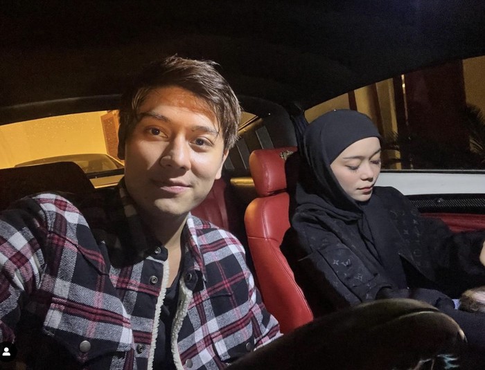 Rizky Billar dan Lesty Kejora Romantis Saat Makan Bareng, Intip Momennya! Rizky Billar dan Lesty Kejora Romantis Saat Makan Bareng, Intip Momennya!