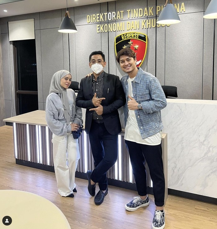 Rizky Billar dan Lesty Kejora Romantis Saat Makan Bareng, Intip Momennya! Rizky Billar dan Lesty Kejora Romantis Saat Makan Bareng, Intip Momennya!