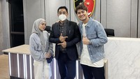 Membuktikan kooperatif terhadap panggilan polisi, Rizky Billar dan Lesty Kejora mendatangi Bareskrim. Mereka mengembalikan uang Rp 1 miliar dari co-founder DNA Pro, Stevan Richard yang terseret kasus trading ilegal.