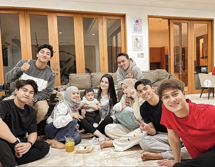 Rizky Billar dan Lesty Kejora Romantis Saat Makan Bareng, Intip Momennya! Rizky Billar dan Lesty Kejora Romantis Saat Makan Bareng, Intip Momennya!