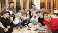 Kekompakan Rizky Billar dan Lesty Kejora juga terlihat dalam foto ini. Mereka asyik kumpul bareng temannya sambil menikmati makanan enak. Foto: Instagram lestybillartim  