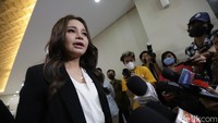 Rossa tiba di Bareskrim sekitar pukul 19.10 WIB. Sambil tersenyum Rossa meminta izin untuk lebih dulu bertemu dengan penyidik. Foto: Palevi/detikHOT