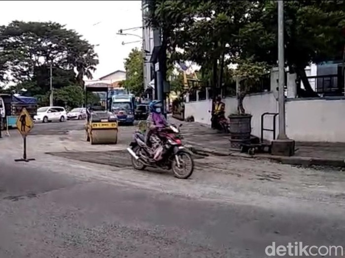 Ruas jalan Gunandar mulai dilakukan penambalan