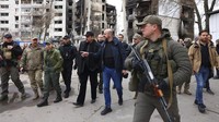 Dia melihat kondisi Kota Borodyanka di mana gedung-gedungnya hancur akibat serangan Rusia.