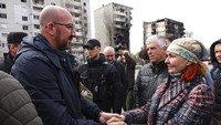 Charles Michel tampak menyalami warga Kota Borodyanka.