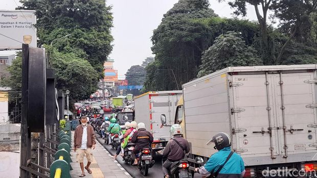 Sejumlah mahasiswa menggelar unjuk rasa di sekitar Istana Kepresidenan Bogor, Jawa Barat (Jabar). Demo berlangsung di dua titik di sekitar Istana Bogor. (M Sholihin/detikcom)
