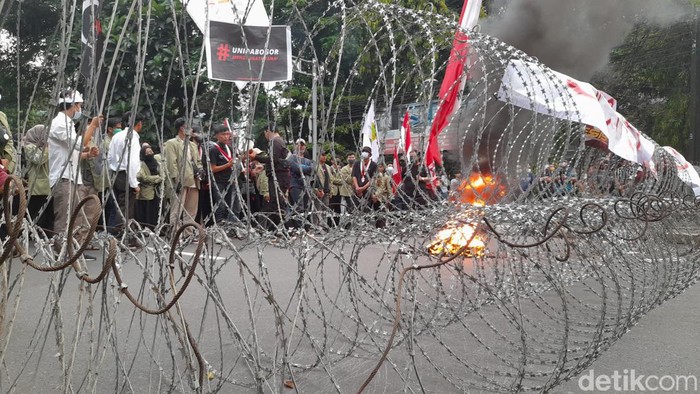 Sejumlah mahasiswa menggelar unjuk rasa di sekitar Istana Kepresidenan Bogor, Jawa Barat (Jabar). Demo berlangsung di dua titik di sekitar Istana Bogor. (M Sholihin/detikcom)
