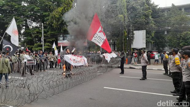 Sejumlah mahasiswa menggelar unjuk rasa di sekitar Istana Kepresidenan Bogor, Jawa Barat (Jabar). Demo berlangsung di dua titik di sekitar Istana Bogor. (M Sholihin/detikcom)