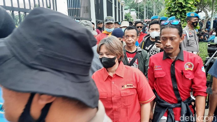 Sejumlah perwakilan massa demo diterima masuk ke dalam gedung DPR.