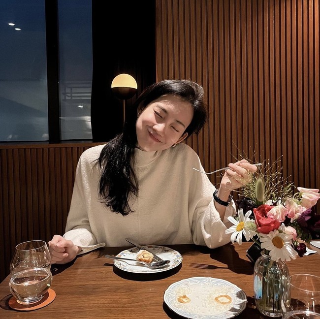 Pasangan drama Korea The Youngest Son of a Conglomerate itu telah memulai proses syuting. Namun, baru foto-foto Song Joong Ki yang tersebar di media sosial. Penampilan Shin Hyun Bin masih belum terekspos dan membuat penggemar penasaran. Foto: dok. Instagram @hyunbeenshin