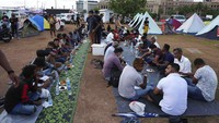 Umat Muslim Sri Lanka menunggu untuk berbuka puasa Ramadhan di lokasi protes di luar kantor presiden di Kolombo, Sri Lanka, Rabu, 20 April 2022.