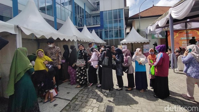 Suasana antrean para ibu rumah tangga pada salah satu gerai di Pasar Murah Disperindag Jatim.