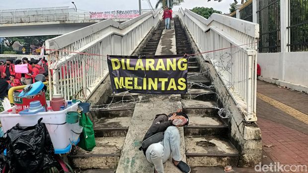 Suasana JPO di Depan DPR saat Demo 21 April