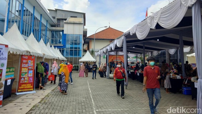 Suasana Pasar Murah di Kantor Disperindag Jatim.