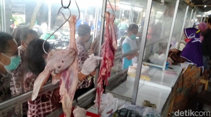 Suasana penjualan daging di Pasar Imogiri, Kapanewon Imogiri, Kabupaten Bantul, Kamis (21/4/2022).