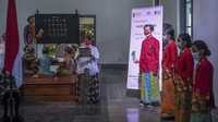 Siswa Sekolah Darurat Kartini bersama Komunitas Istri Ikatan Dokter Indonesia (IIDI) dan Komunitas Wanita Indonesia Tanpa Tembakau (WITT) menggelar kegiatan untuk memperingati Hari Kartini di Museum Kebangkitan Nasional (ex Gedung Stovia), Jakarta. (Galih Pradipta/Antara Foto).