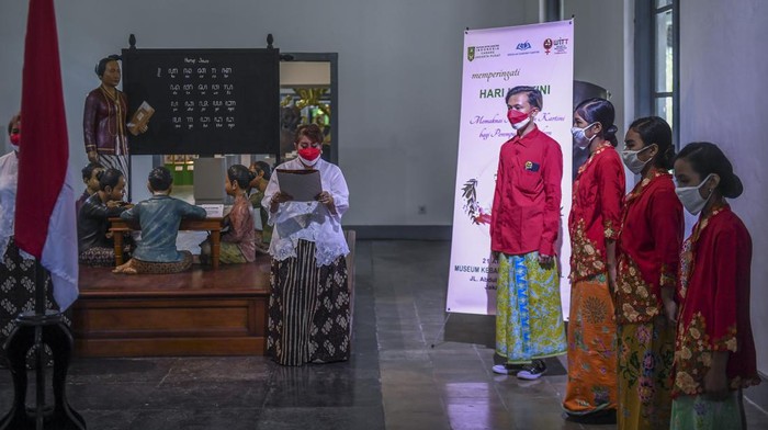 Beragam kegiatan digelar untuk memperingati Hari Kartini 2022. Peringatan Hari Kartini pun digelar di sejumlah daerah Indonesia, mulai dari Jakarta hingga Bali.