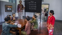 Siswa Sekolah Darurat Kartini mengamati koleksi museum usai mengikuti upacara peringatan Hari Kartini di Museum Kebangkitan Nasional (ex Gedung Stovia), Jakarta, Kamis (21/4/2022). (Galih Pradipta/Antara Foto)..