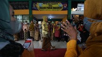 Peragaan busana Buruh Gendong di Pasar Beringharjo ini menarik perhatian masyarakat. Tak sedikit warga yang datang untuk menyaksikan peragaan busana tersebut. (Andreas Atmoko//Antara Foto).
