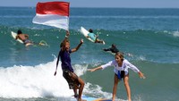 Pada akhir pekan lalu, puluhan peselancar wanita ambil bagian dalam kegiatan yang digelar untuk menyambut Hari Kartini di Pantai Kuta, Badung, Bali, Sabtu (16/4/2022).(Nyoman Wibowo//Antara Foto).