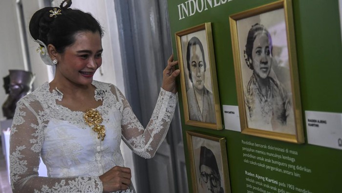Suka Cita Peringatan Hari Kartini di Berbagai Daerah Indonesia Beragam kegiatan digelar untuk memperingati Hari Kartini 2022. Peringatan Hari Kartini pun digelar di sejumlah daerah Indonesia, mulai dari Jakarta hingga Bali.