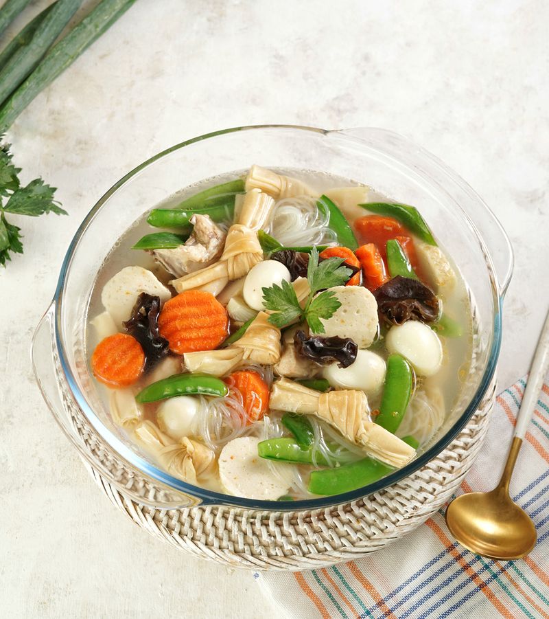 Sup Kimlo is a kind of soup with components of bean curd, vermicelli, mushroom, quail eggs, shrimp, sweet peas and other vegetables. Indonesian clear soup with heavy influence from the Chinese taste.