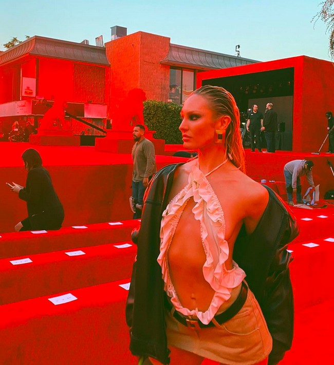 Candice Swanepoel sempat mengunggah foto penampilannya sebelum acara bertajuk Fortune City itu dimulai. Ia muncul dalam balutan atasan halter dengan detail cut-out yang mengekspos belahan dada hingga perut. (Foto: Instagram)