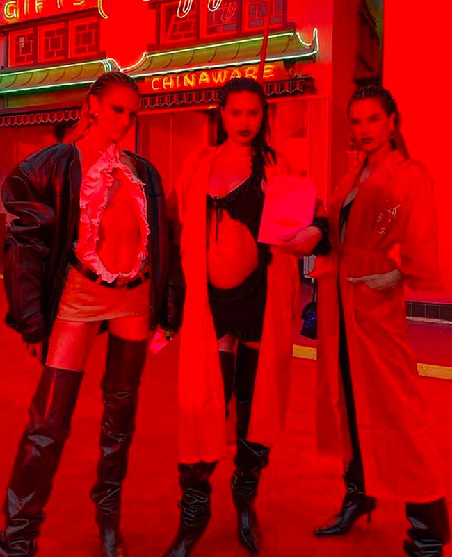 Inilah penampilan Candice Swanepoel, Adriana Lima, dan Alessandra Ambrosio, tiga supermodel dunia di fashion show Alexander Wang yang digelar di Chinatown, Los Angeles, pada Selasa (19/4/2022). Perhelatan ini menarik sorotan lantaran menandai come-back desainer 38 tahun itu setelah tersandung kasus pelecehan seksual. Pada akhir 2020, sejumlah orang yang kebanyakan berprofesi sebagai model mengaku sebagai korban Wang. (Foto: Instagram)