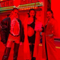 Inilah penampilan Candice Swanepoel, Adriana Lima, dan Alessandra Ambrosio, tiga supermodel dunia di fashion show Alexander Wang yang digelar di Chinatown, Los Angeles, pada Selasa (19/4/2022). Perhelatan ini menarik sorotan lantaran menandai come-back desainer 38 tahun itu setelah tersandung kasus pelecehan seksual. Pada akhir 2020, sejumlah orang yang kebanyakan berprofesi sebagai model mengaku sebagai korban Wang. (Foto: Instagram)