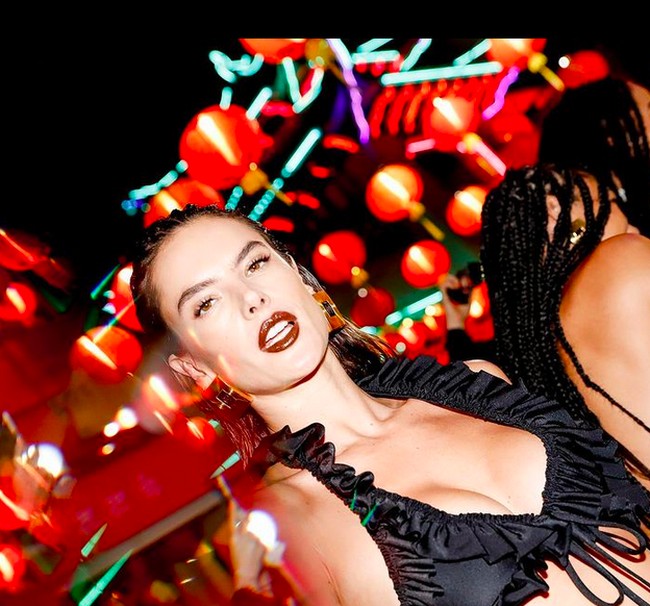 Alessandra Ambrosio memakai atasan berbelahan dada rendah dengan aksen ruffle. (Foto: Instagram)